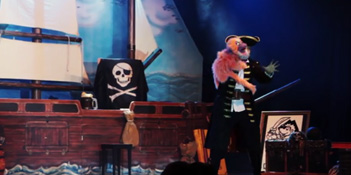 Le Fabuleux Voyage de Fredy le Pirate, spectacle réunissant chansons, ventriloquie et magie